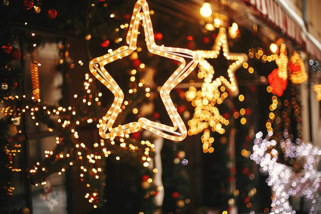 Weihnachtslichter die ganze Nacht brennen lassen? Experten klären auf — Deko