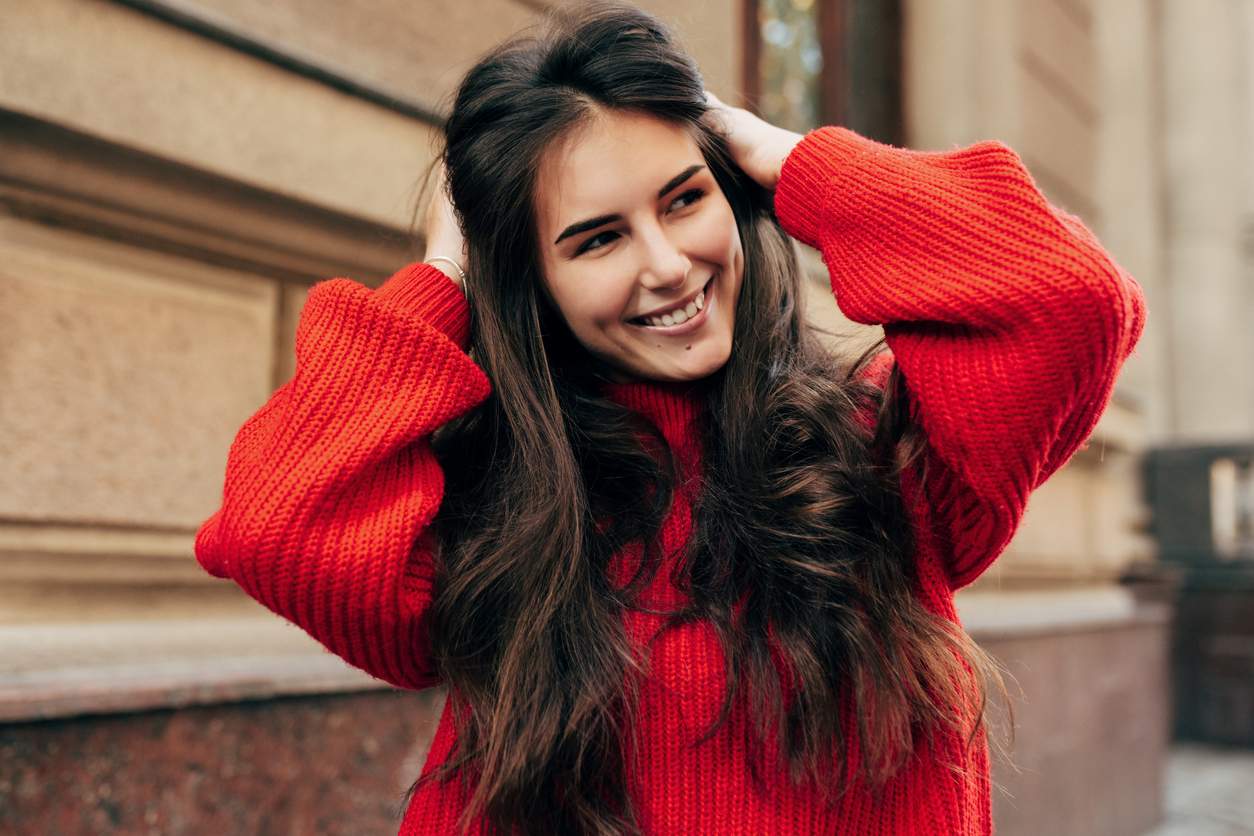 6 festliche Outfit-Ideen: So trägst du deinen roten Pullover zu Weihnachten — Mode