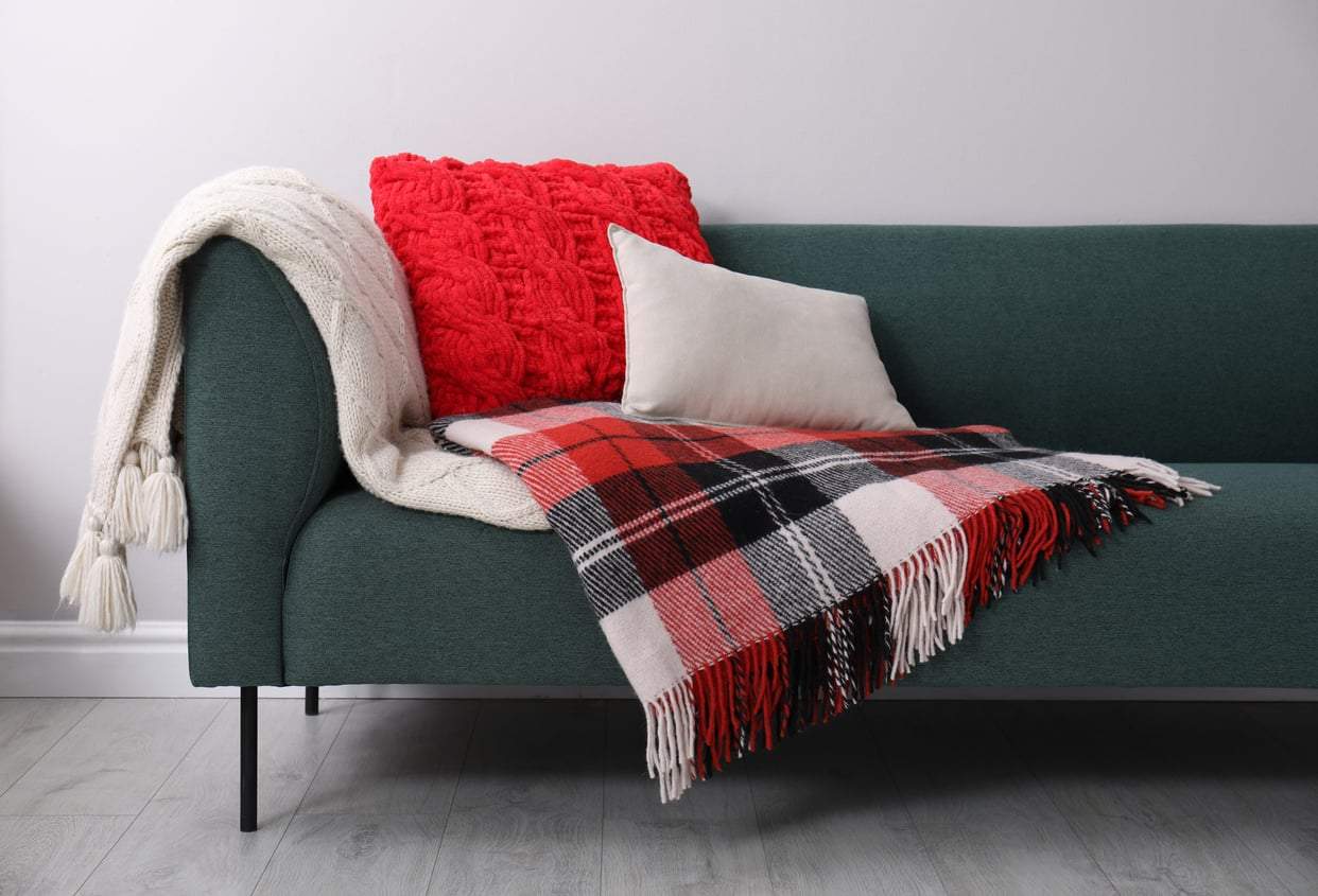 Comment rafraîchir vos coussins de canapé usés avant l'arrivée des invités — Décoration