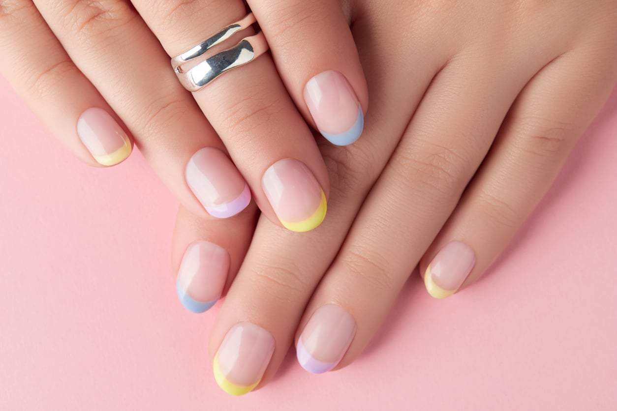 Minimalismo brillante: 5 idee per la manicure su unghie corte — Moda
