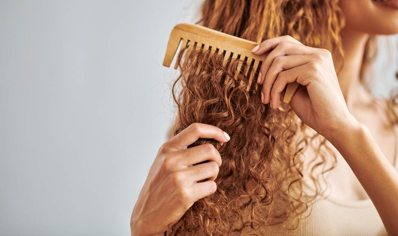 Tu as les cheveux bouclés ? Voici les erreurs qui peuvent abîmer tes boucles si tu ne fais pas attention — Cheveux