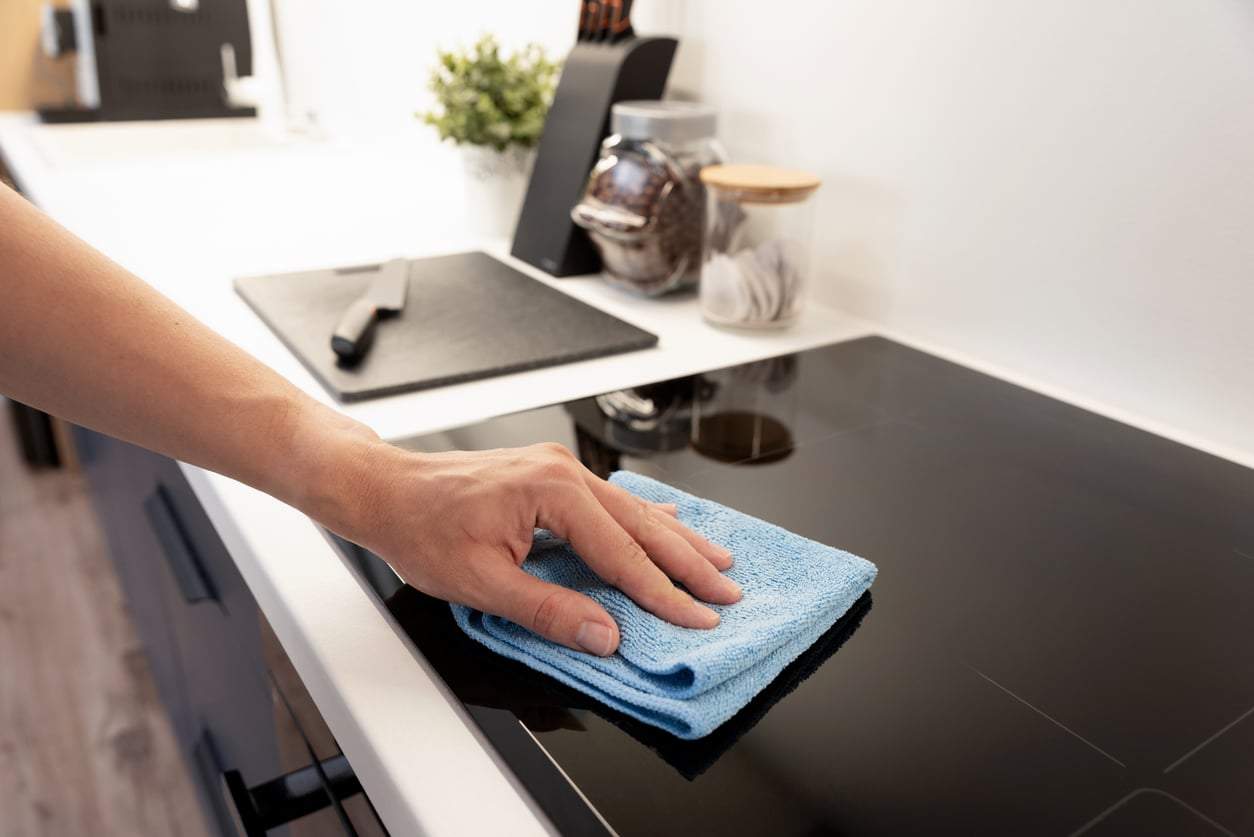 Guide nettoyage : Ces produits peuvent abîmer votre plaque de cuisson — Ménage