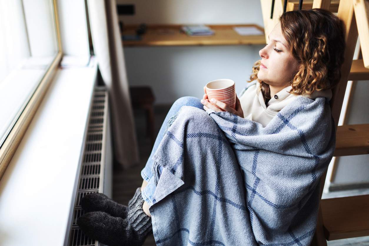 5 señales de que estás cargando demasiada energía negativa de otros — Estilo de vida
