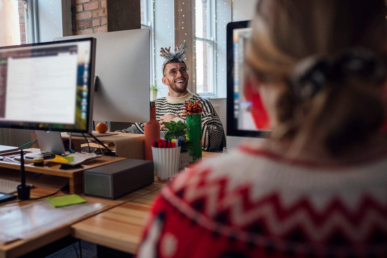 So bringst du festliche Stimmung an deinen Schreibtisch, auch wenn du im Dezember viel arbeitest — Deko