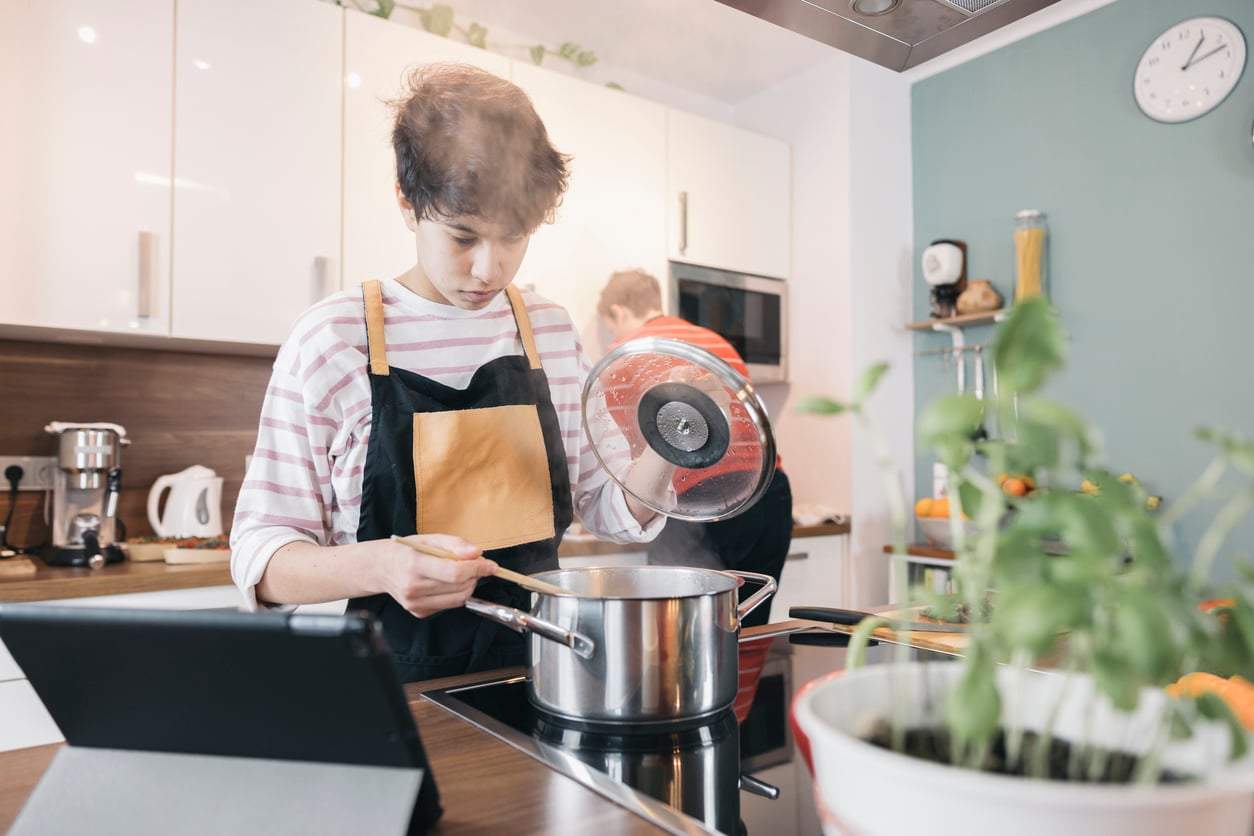 Los pasos hacia la independencia: cuándo esperar que tu hijo prepare su merienda solo — Familia
