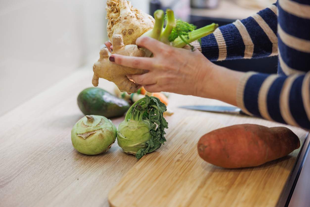 ¡Solo córtalas y listo! Estas 6+1 verduras puedes disfrutar crudas en tu mesa — Salud