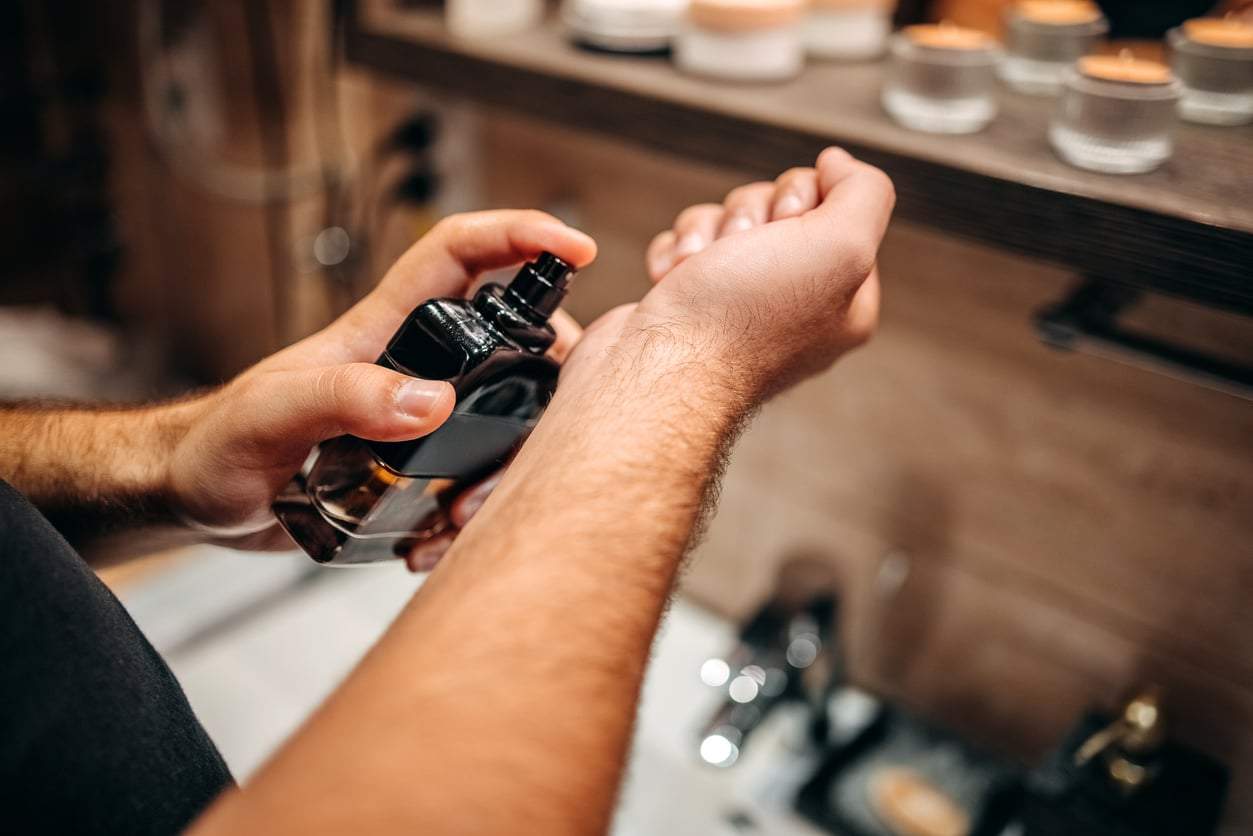 So findest du den perfekten Duft für deinen Freund – Experten-Tipps — Beziehung