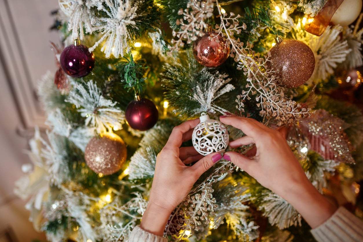 5 erreurs à éviter lors de la décoration du sapin de Noël — Décoration