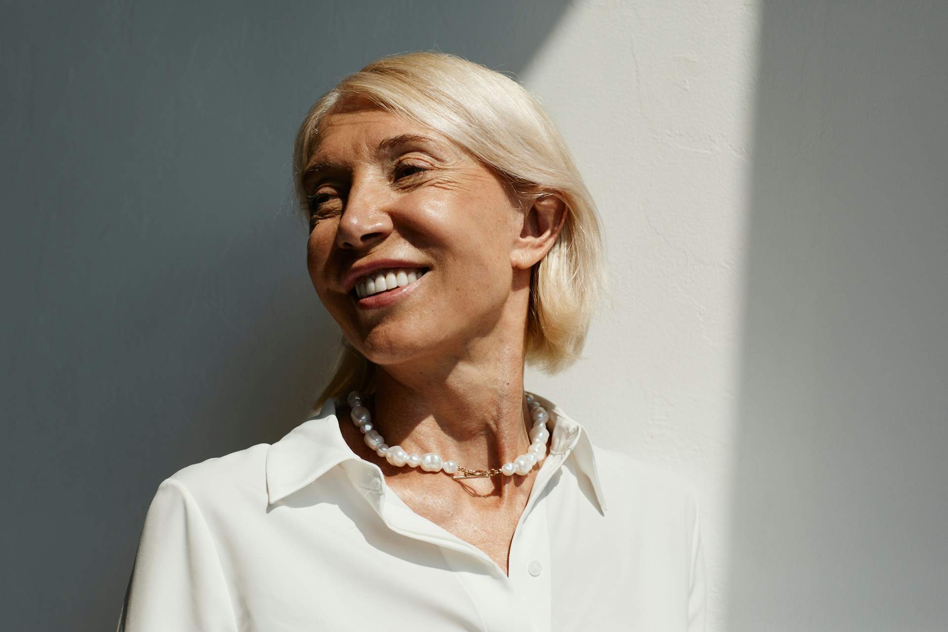 Luxus und lässig: Die besten Frisuren für Frauen über 60 laut Friseuren — Haare