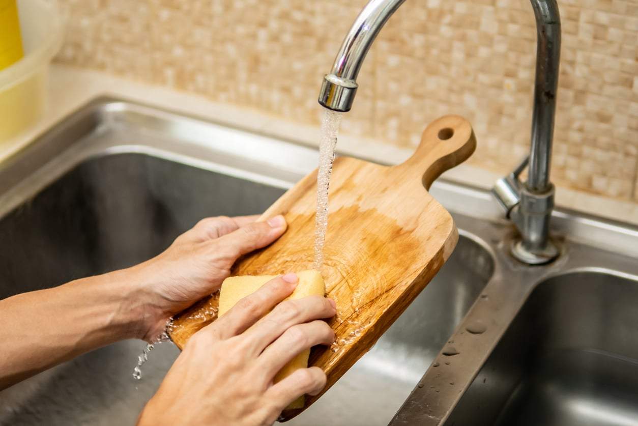 Come eliminare facilmente gli odori dal tagliere in legno: consigli efficaci e naturali — Economia domestica