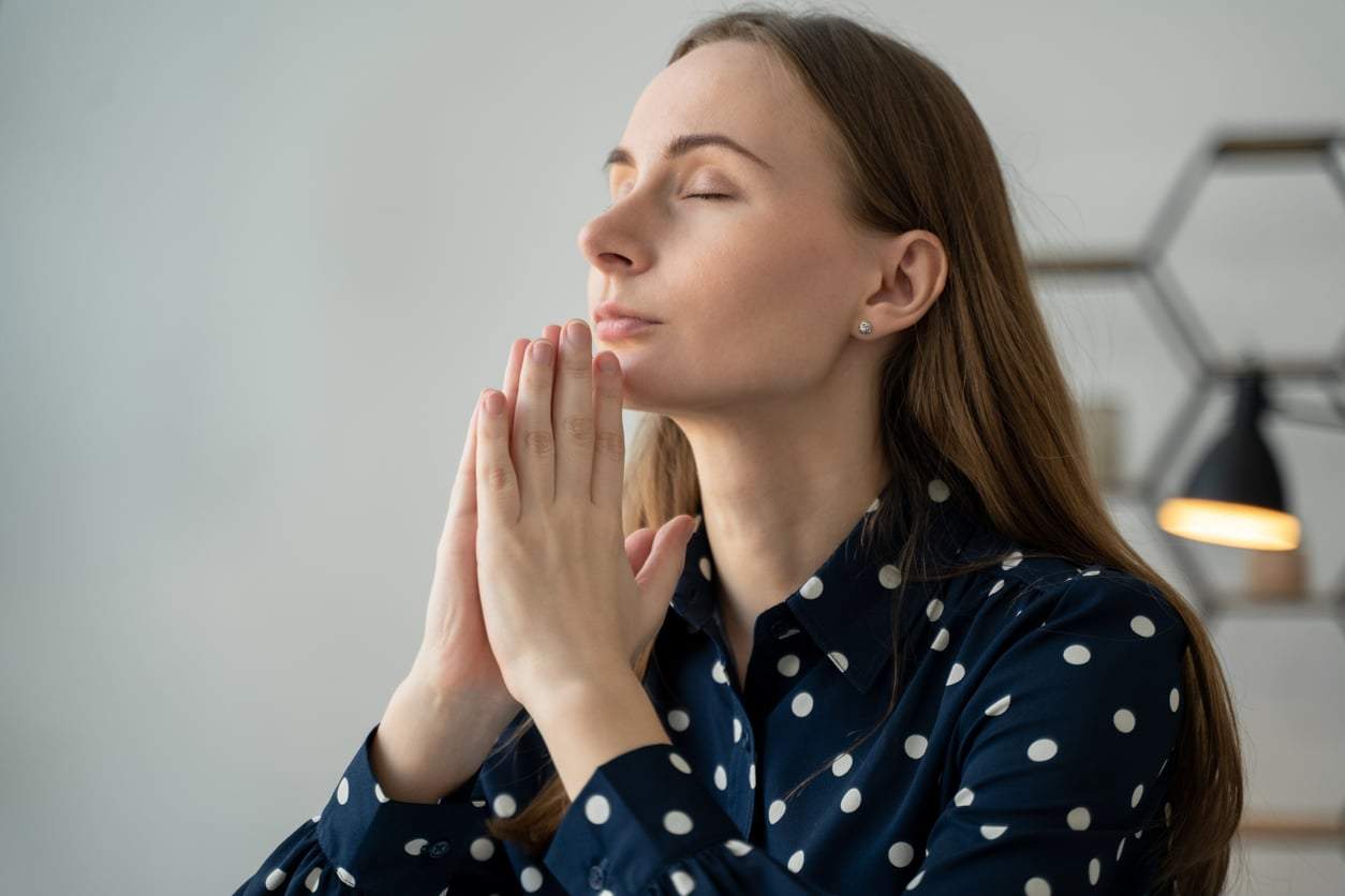 Pourquoi je peux croire en la religion, mais pas en les églises – La frontière subtile entre guidance spirituelle et manipulation — Mode de vie