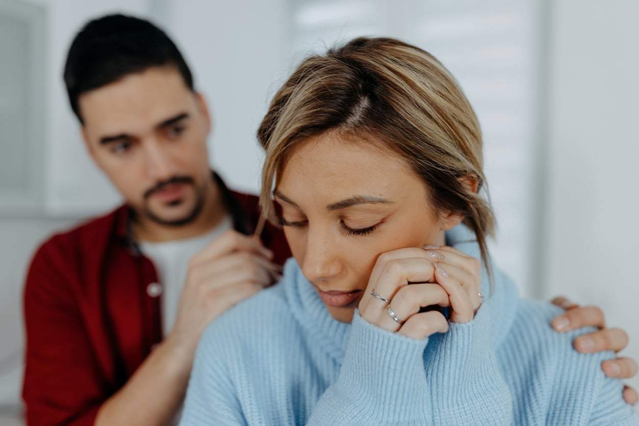 ¡No lo ignores! - 4 síntomas físicos que suelen estar ligados a relaciones tóxicas — Salud