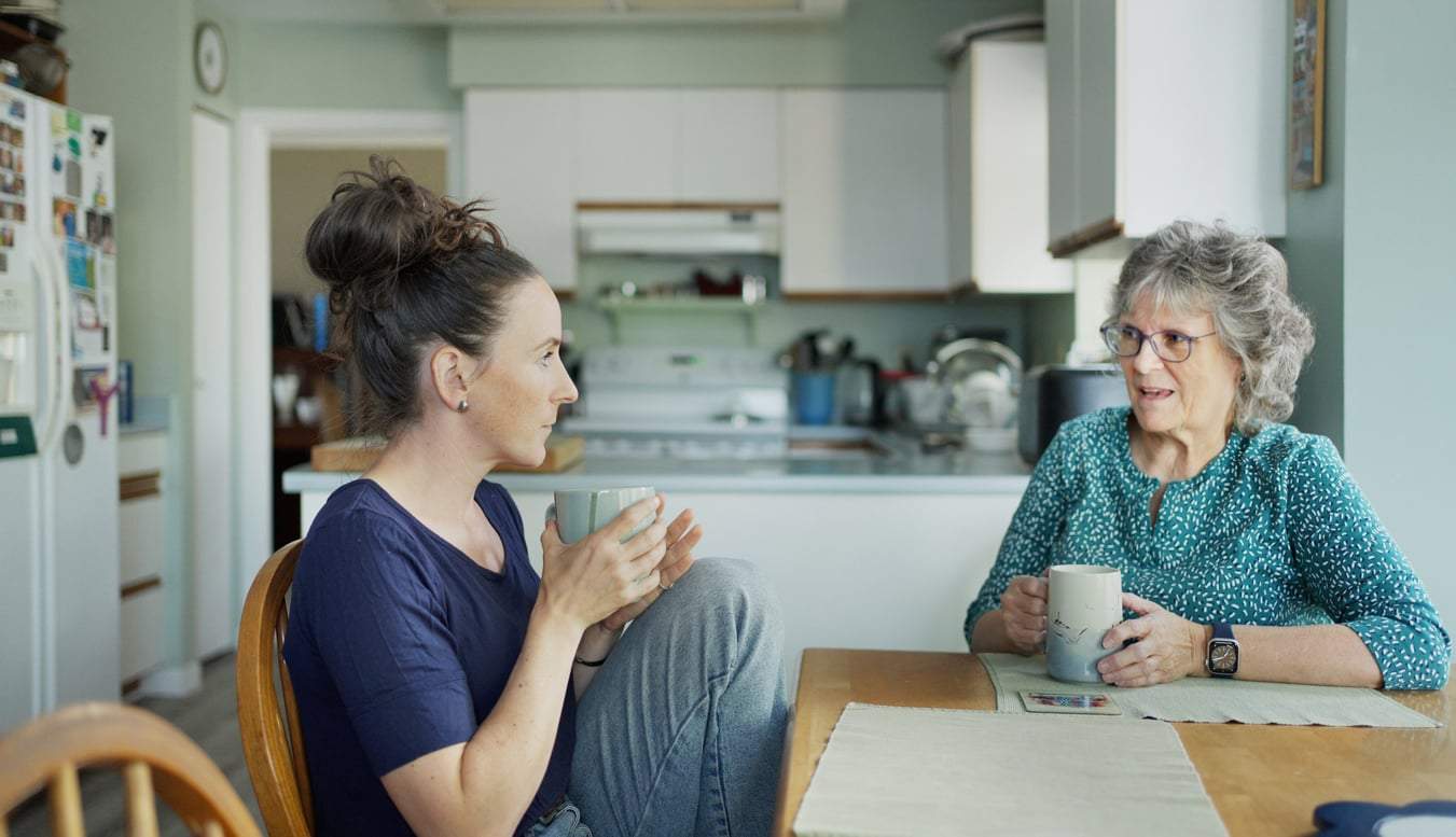 Que faire quand un proche croit aux fausses informations : une théorie du complot à table — Famille