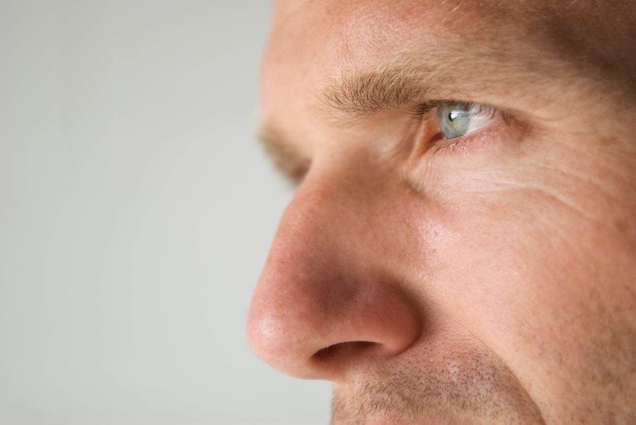 Was du über das Entfernen von Nasenhaaren wissen solltest — Gesundheit