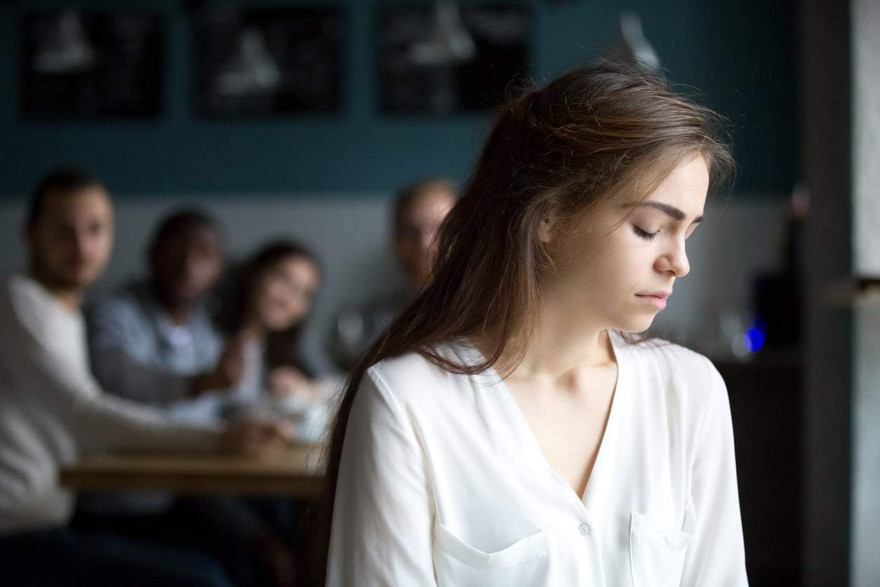Tu te sens souvent à l’écart ? Voici pourquoi tu peux te sentir étranger dans tous les groupes — Mode de vie