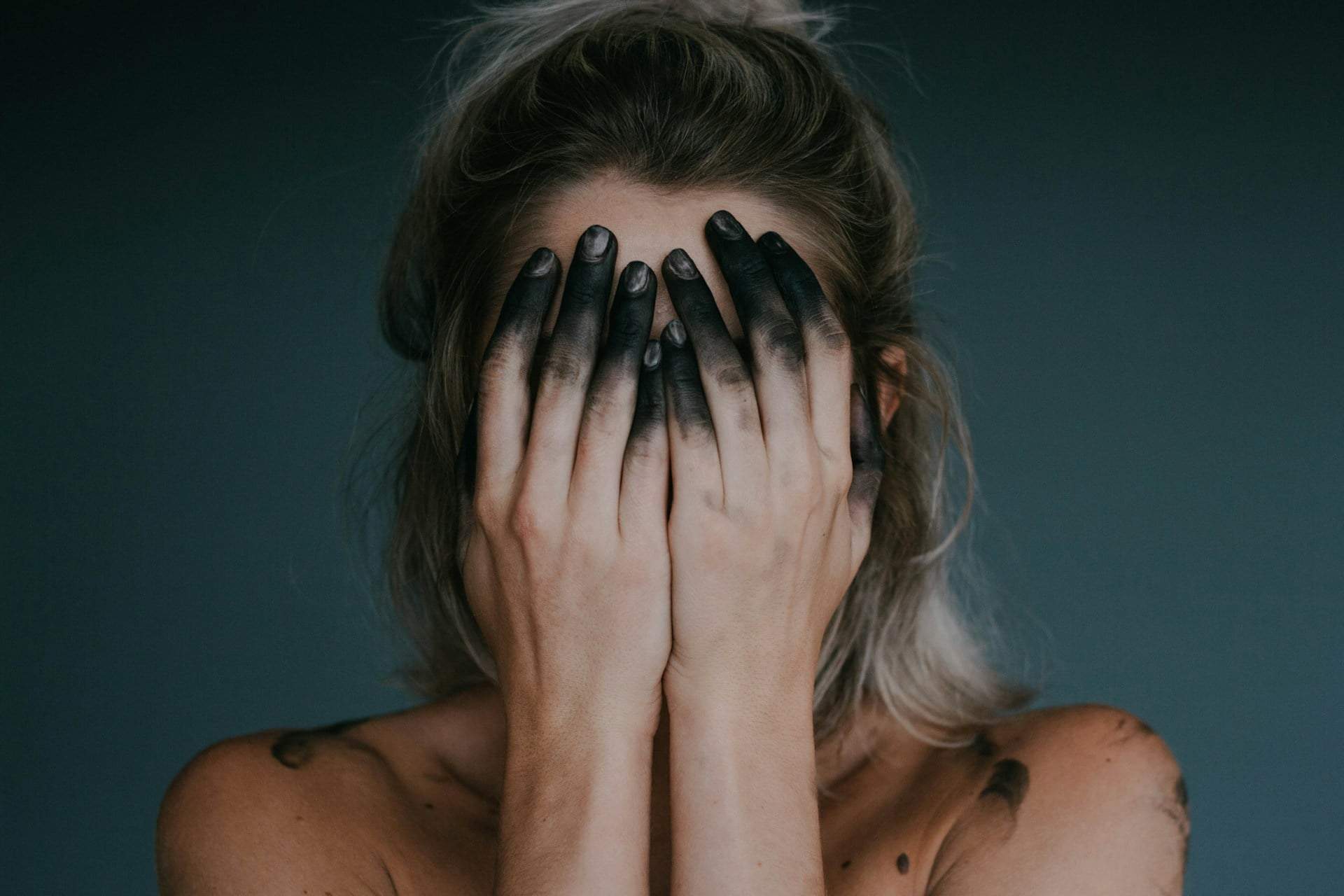 ¿Dónde sientes la preocupación o la ira en tu cuerpo? Así se manifiestan físicamente las emociones — Salud