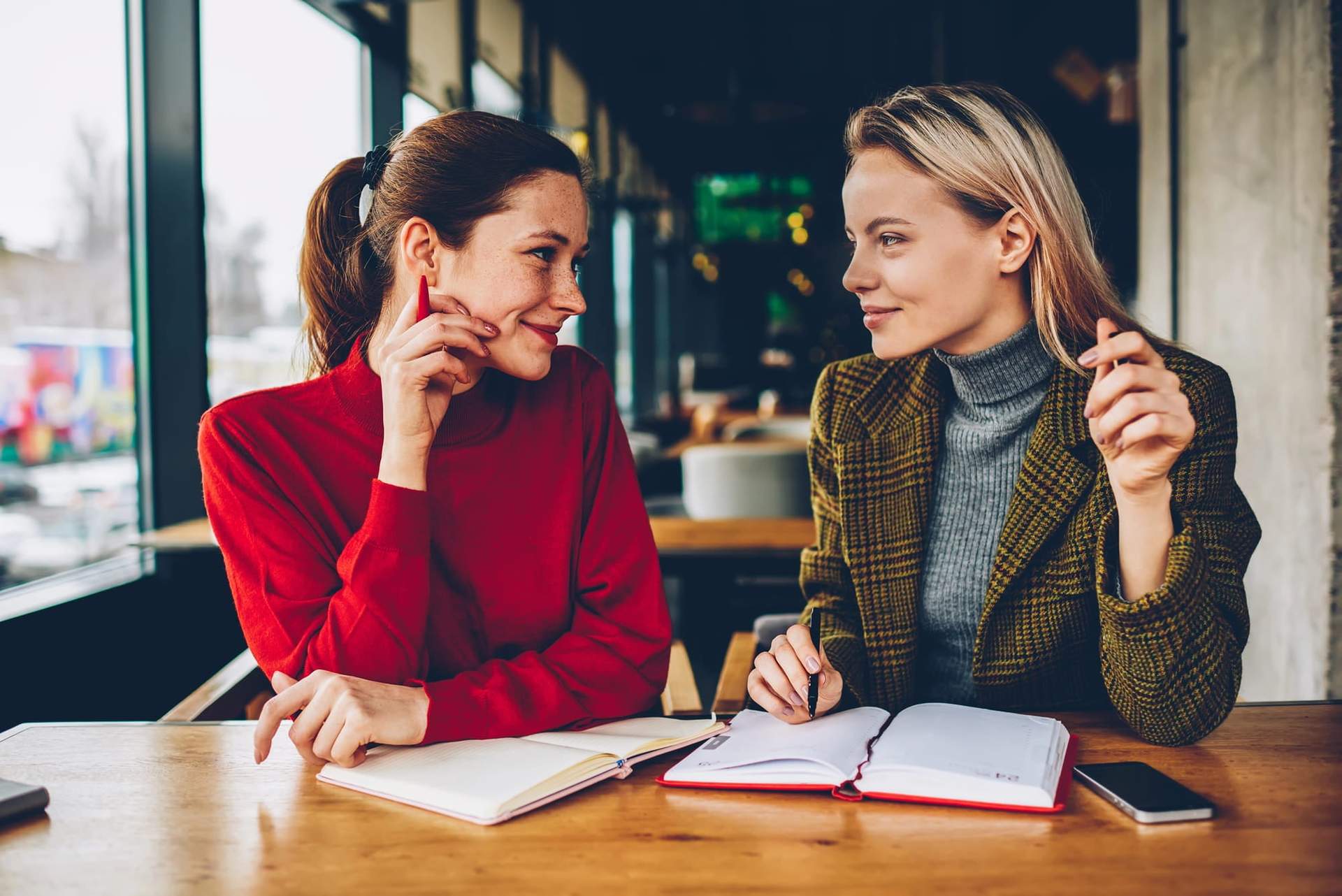 5 phrases courantes qui cachent en réalité une tension refoulée. Et les autres la ressentent aussi chez toi. — Mode de vie