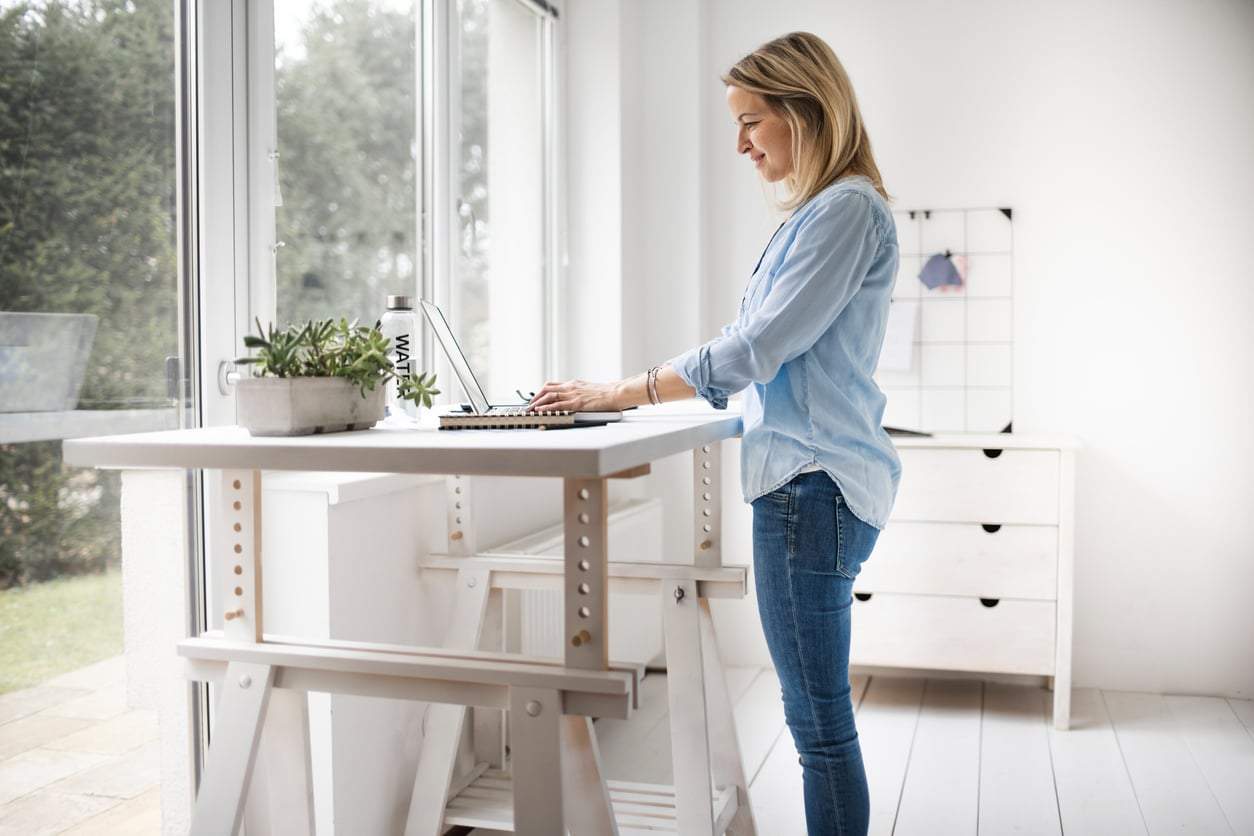 Lavori seduto? 5 motivi validi per iniziare a lavorare in piedi — Salute