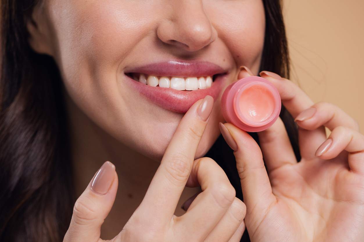 7 mascarillas labiales increíbles que calman al instante los labios secos y agrietados — Rostro