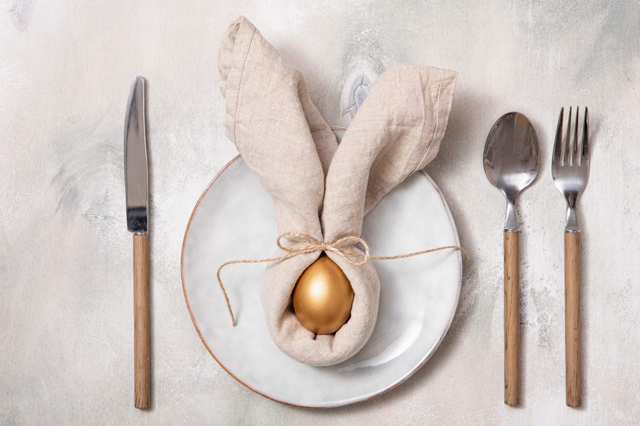 DIY en quelques minutes : Comment plier une serviette en forme d’oreilles de lapin pour Pâques — Décoration