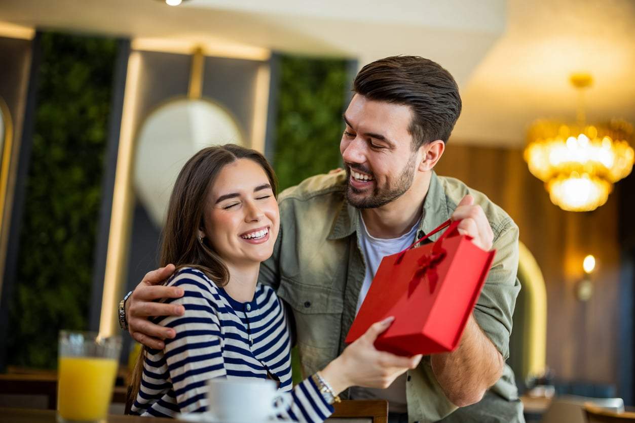 Non sono cioccolatini e fiori a fare la differenza: ecco cosa desiderano davvero le donne per la Festa della Donna — Lifestyle