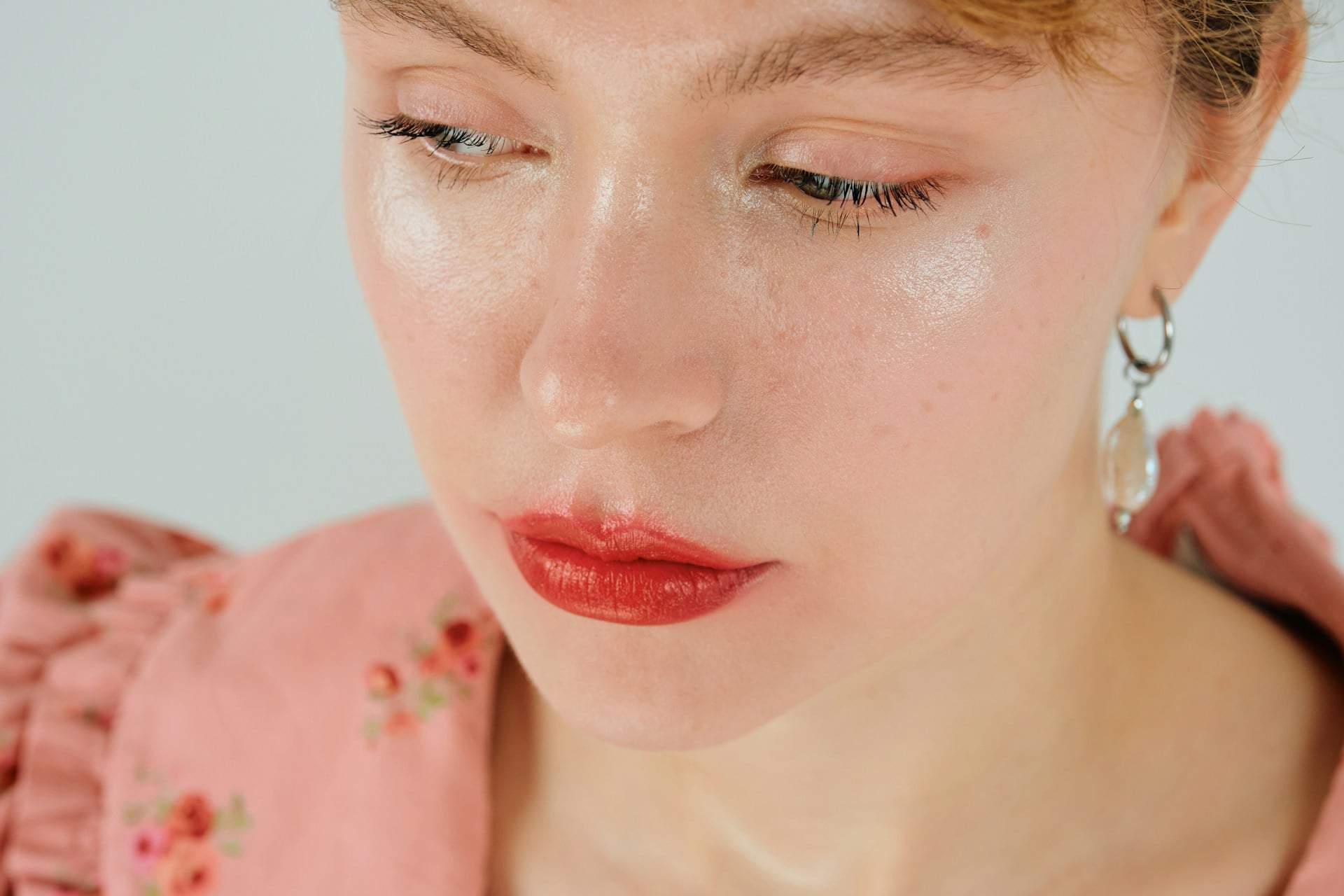 Cómo llevar el maquillaje "no-makeup" en 2026 sin que parezca aburrido — Rostro