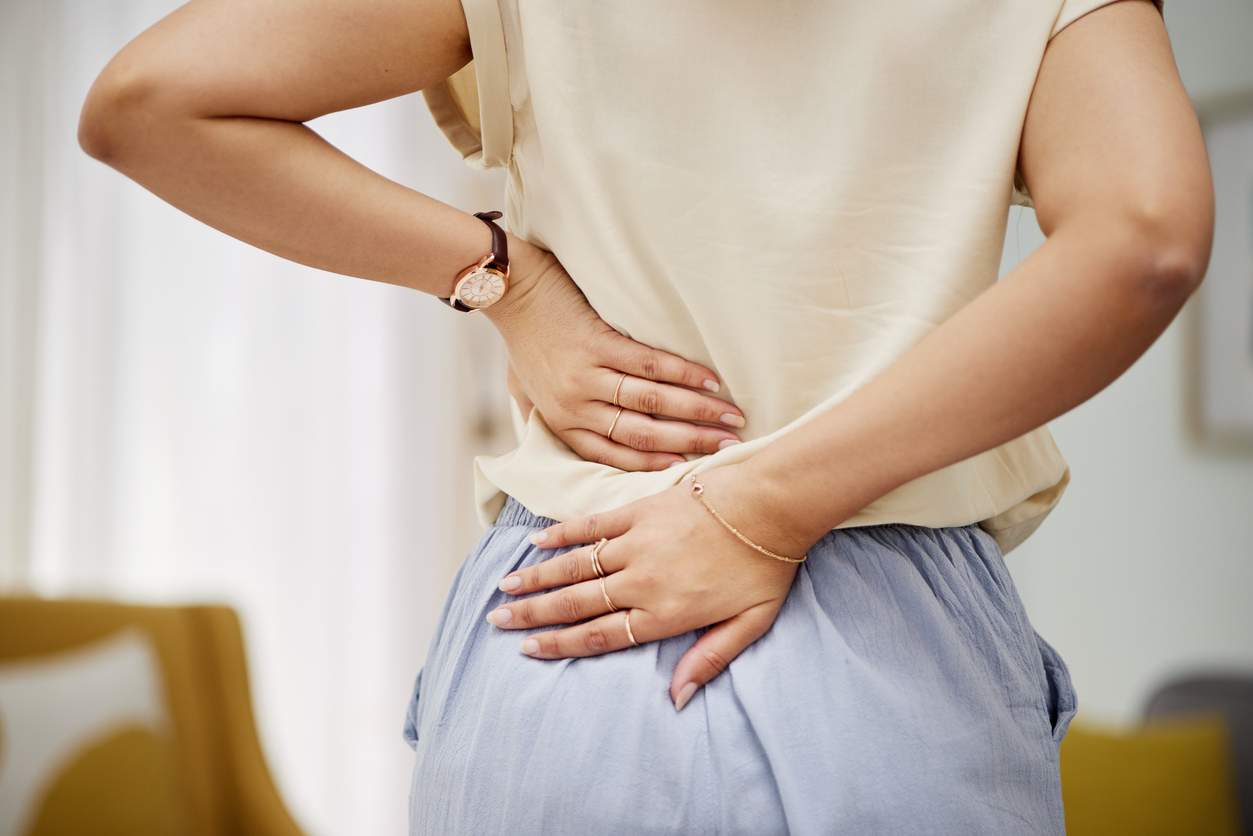 Diese 10-Sekunden-Übung kann deine Rückenschmerzen lindern – und du kannst sie am Schreibtisch machen — Gesundheit