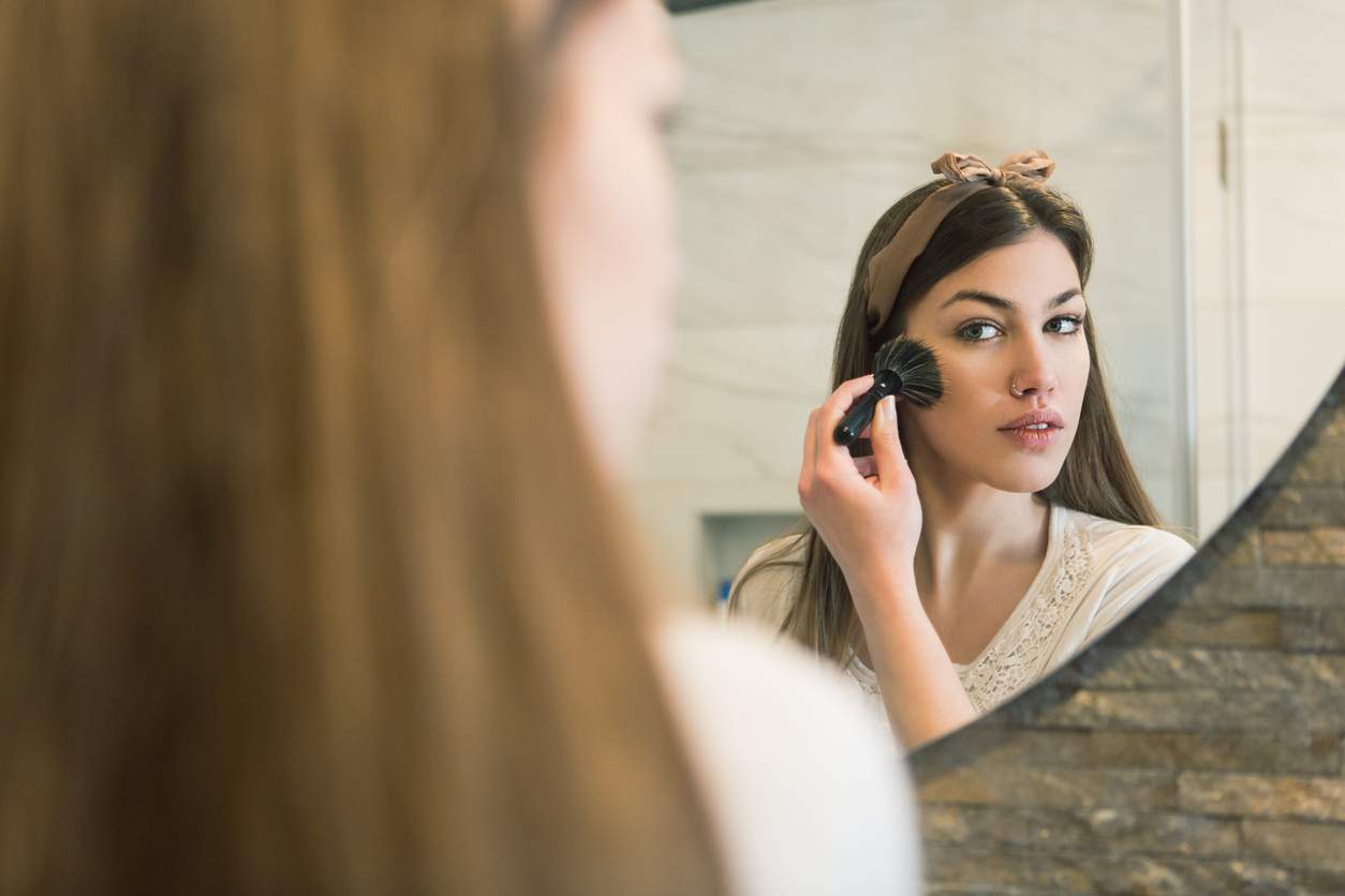 Warum setzt sich dein Foundation in Falten? Make-up-Profis verraten, wie er den ganzen Tag hält — Gesicht