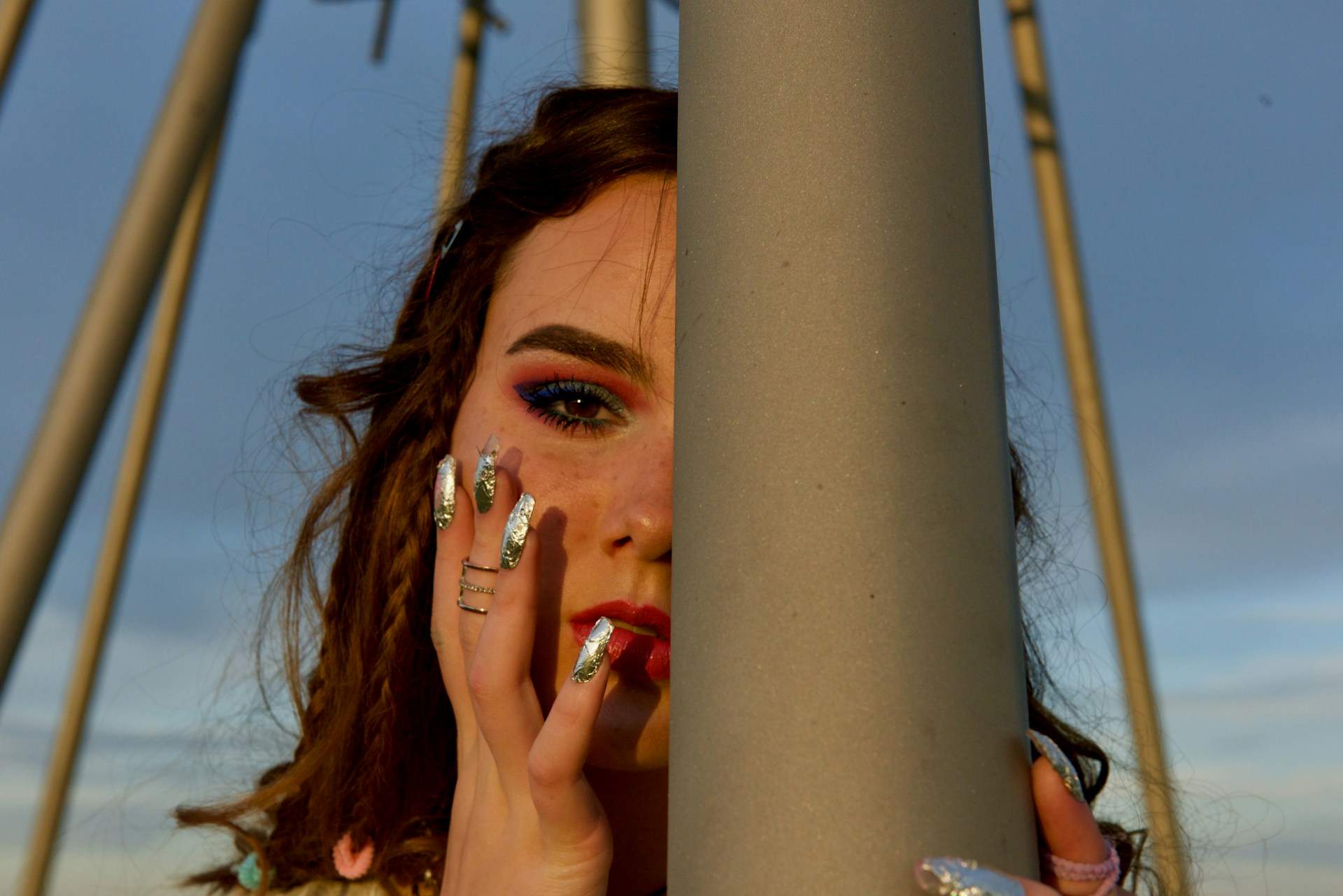 Maximaler Glanz: Diese Beauty-Trends dominieren die Festivalsaison — Gesicht