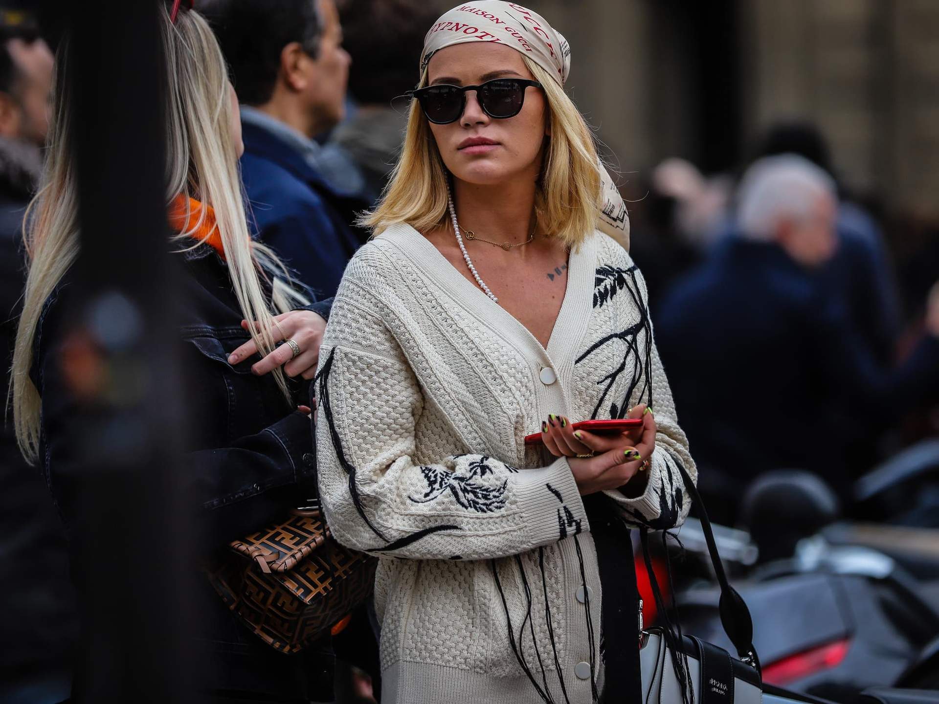 Oubliez les sacs de luxe : 5 accessoires tendance qui transforment n'importe quelle tenue sans vous ruiner — Mode