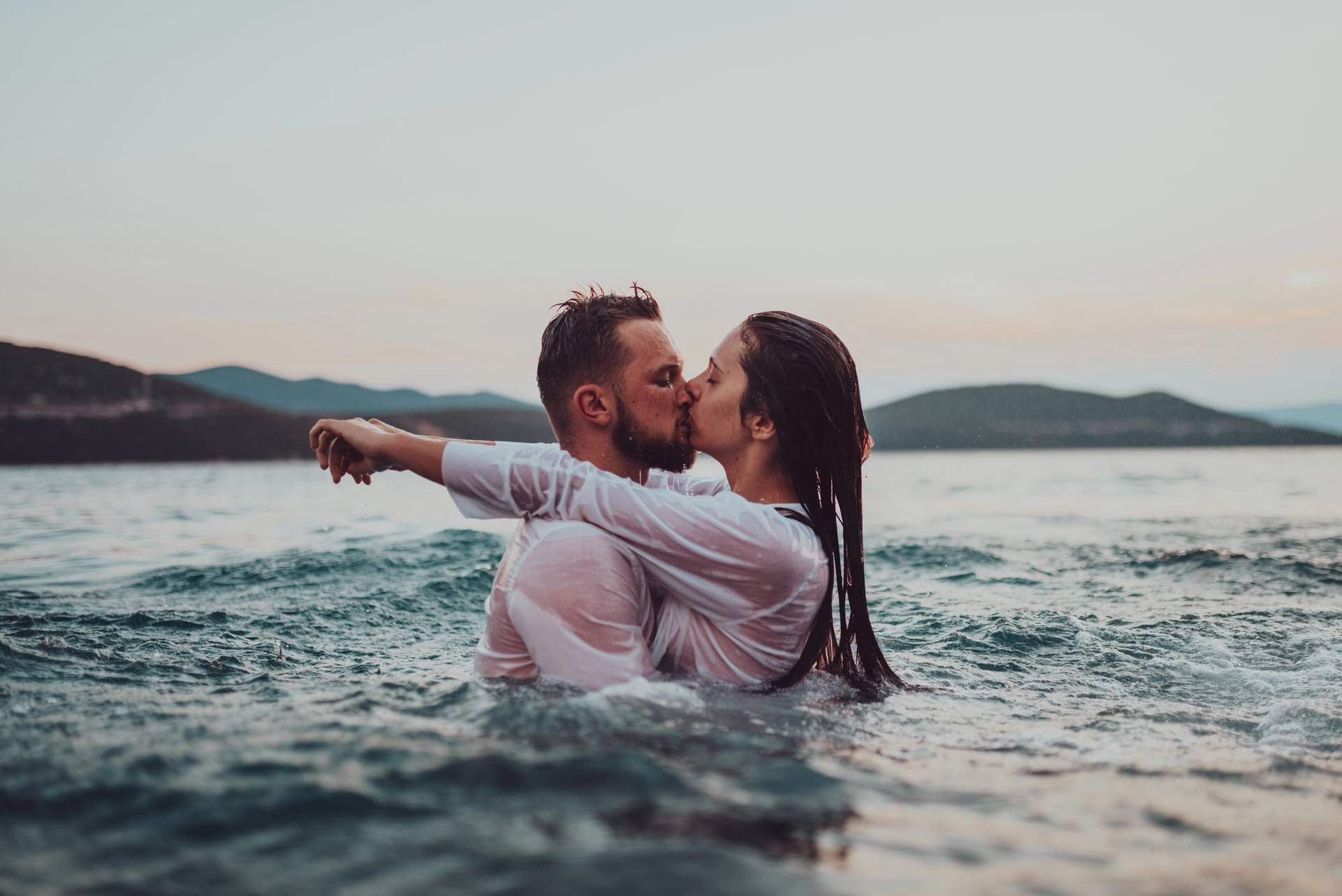 Signes du zodiaque classés : lesquels restent les plus stables en amour cet été ? — Mode de vie
