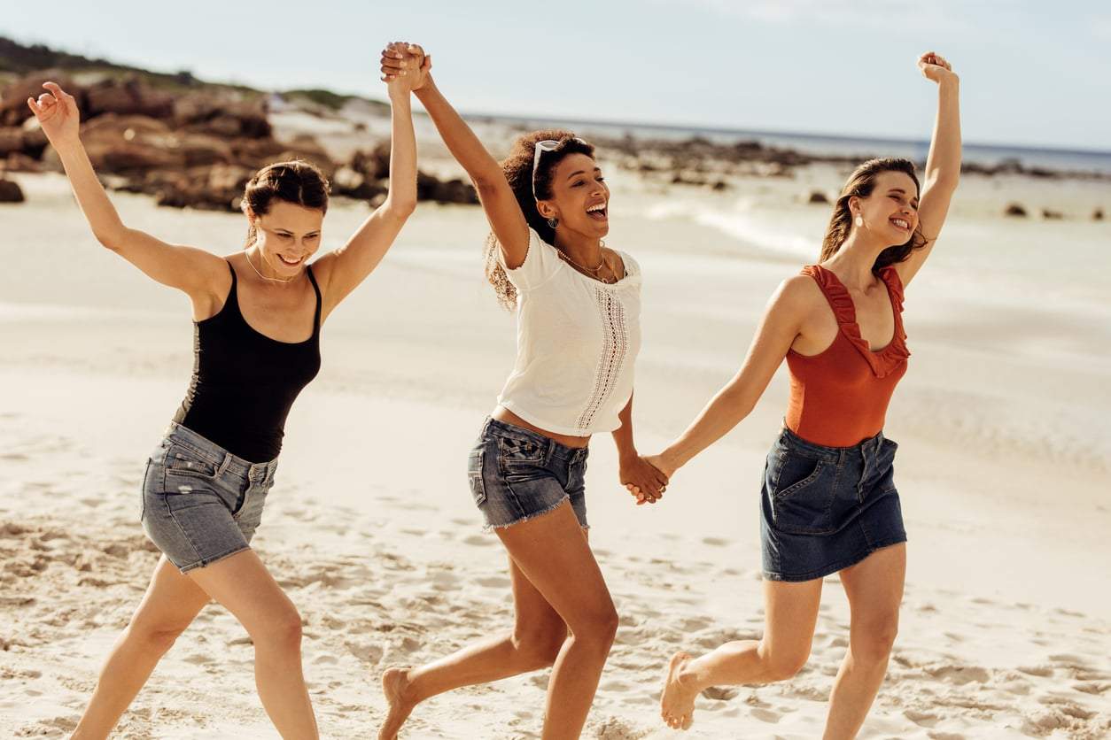 Ce que je pensais de l'amitié à 27 ans — et comment tout a changé 10 ans plus tard — Mode de vie