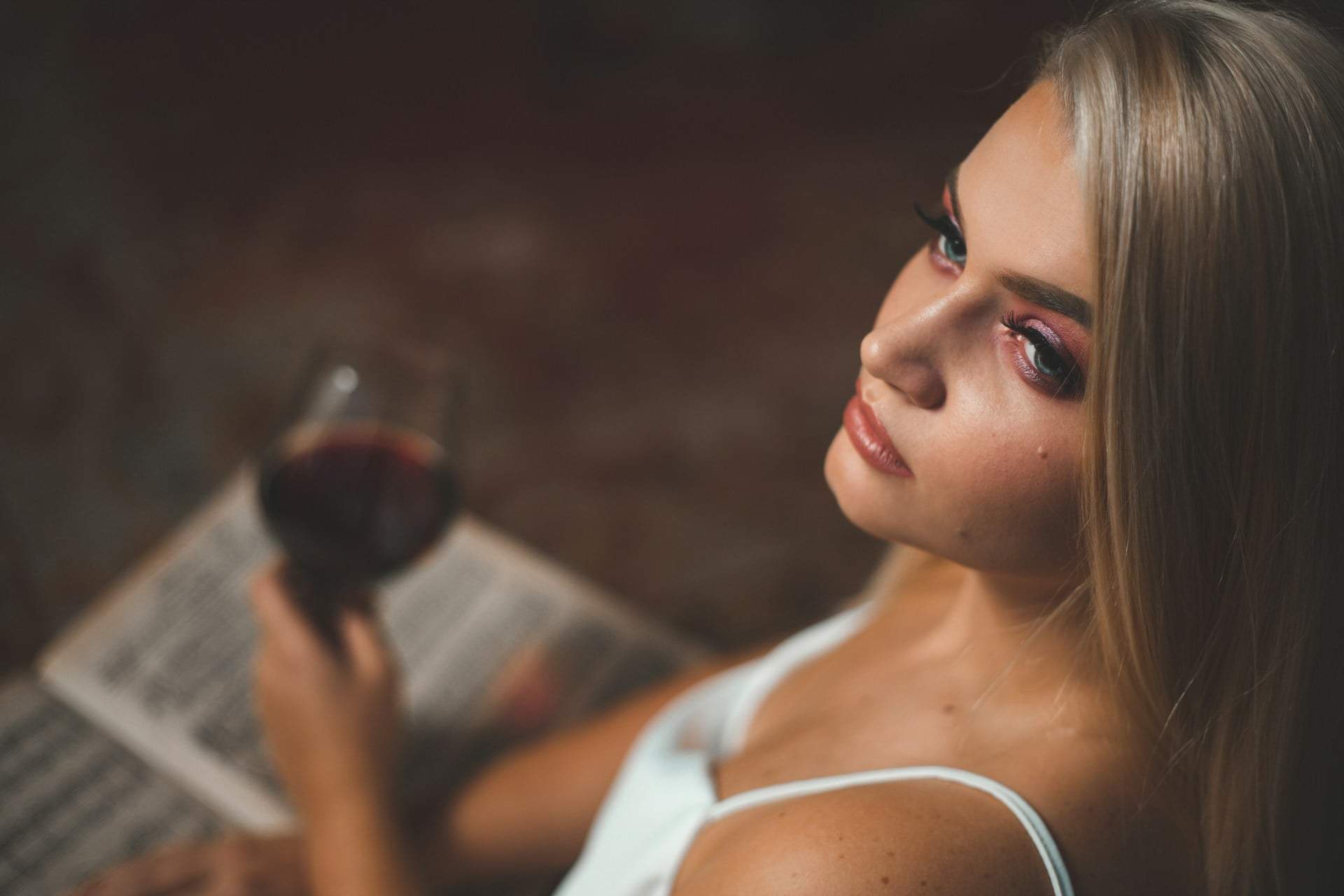 „Mein Mann tat so, als würde er nicht sehen, dass ich Alkoholikerin bin" – Sucht in der Ehe — Lebensstil