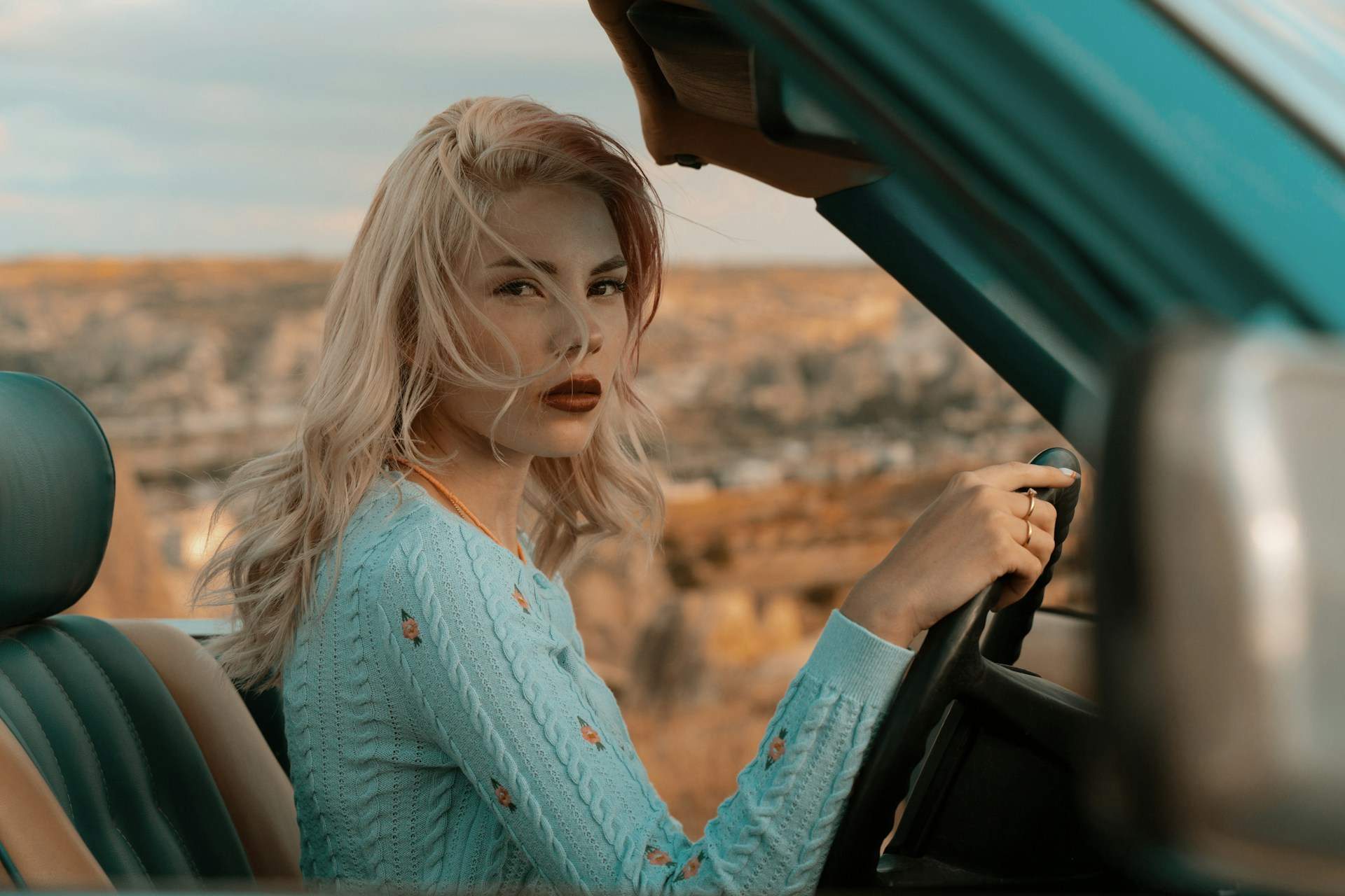 Bajo el volumen del coche para buscar una dirección: 10 rarezas que todos hacemos pero nadie confiesa — Ocio