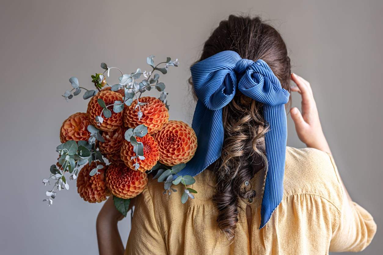 Seidenschal im Haar: 8 einfache Looks, die deine Sommerfrisur sofort aufwerten — Haare
