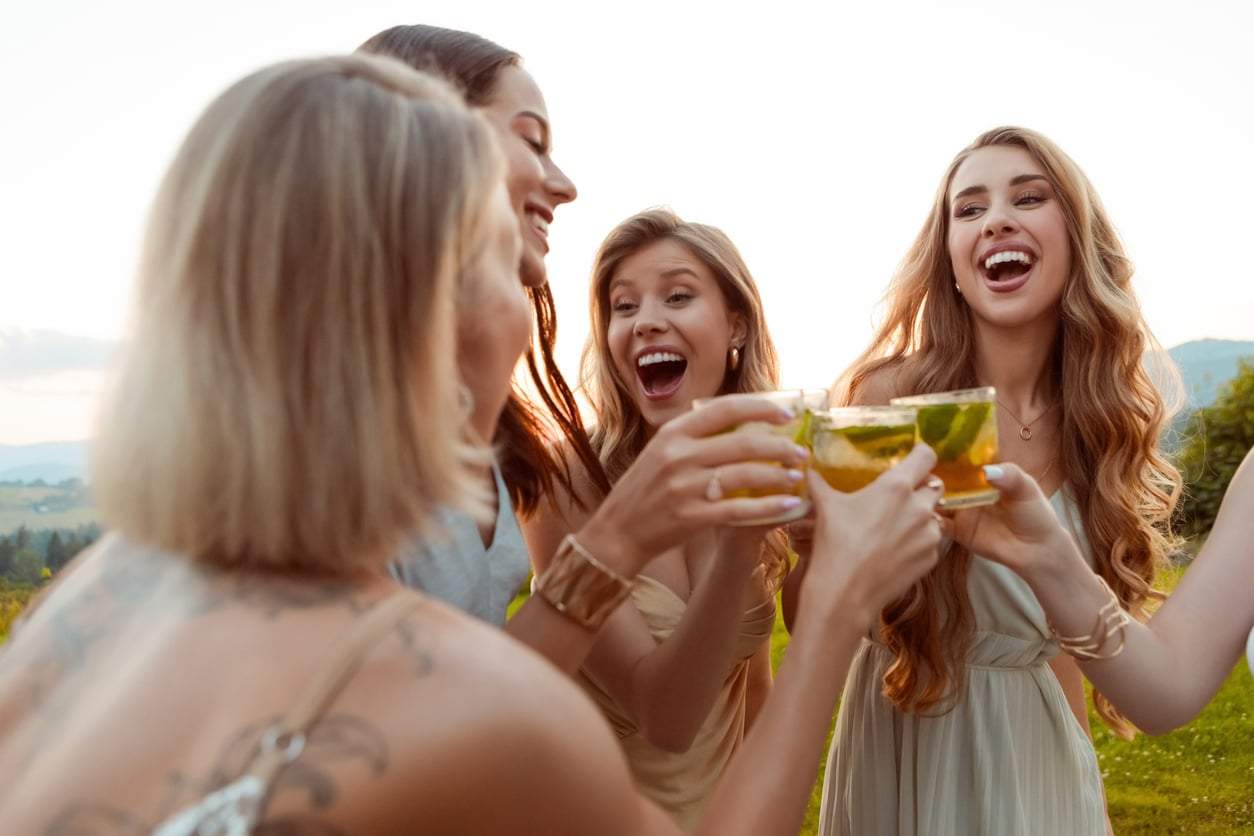 So verhältst du dich, wenn deine beste Freundin heiratet – laut deinem Sternzeichen — Lebensstil