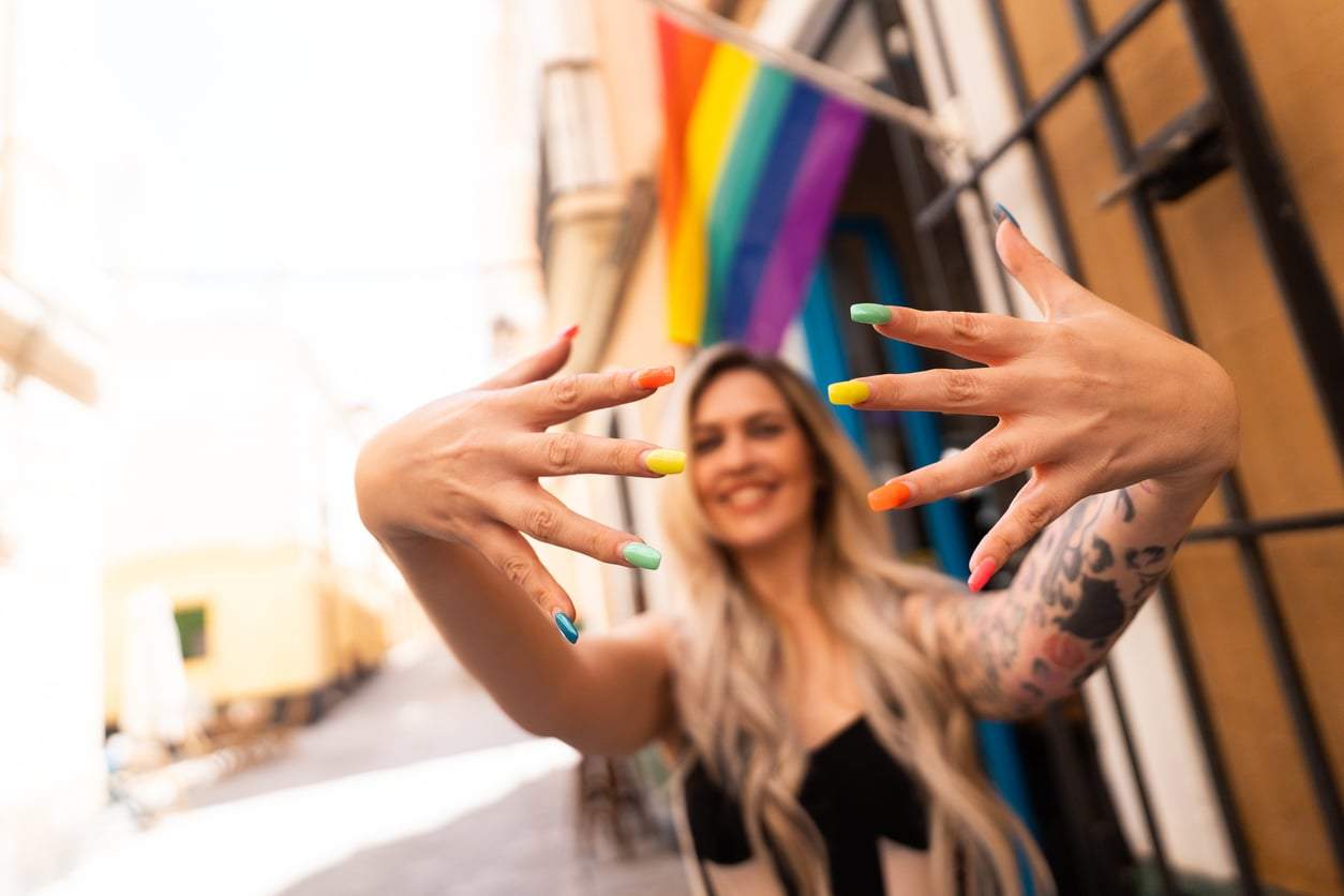 10 ideas de uñas arcoíris únicas para celebrar el Mes del Orgullo — Estilo