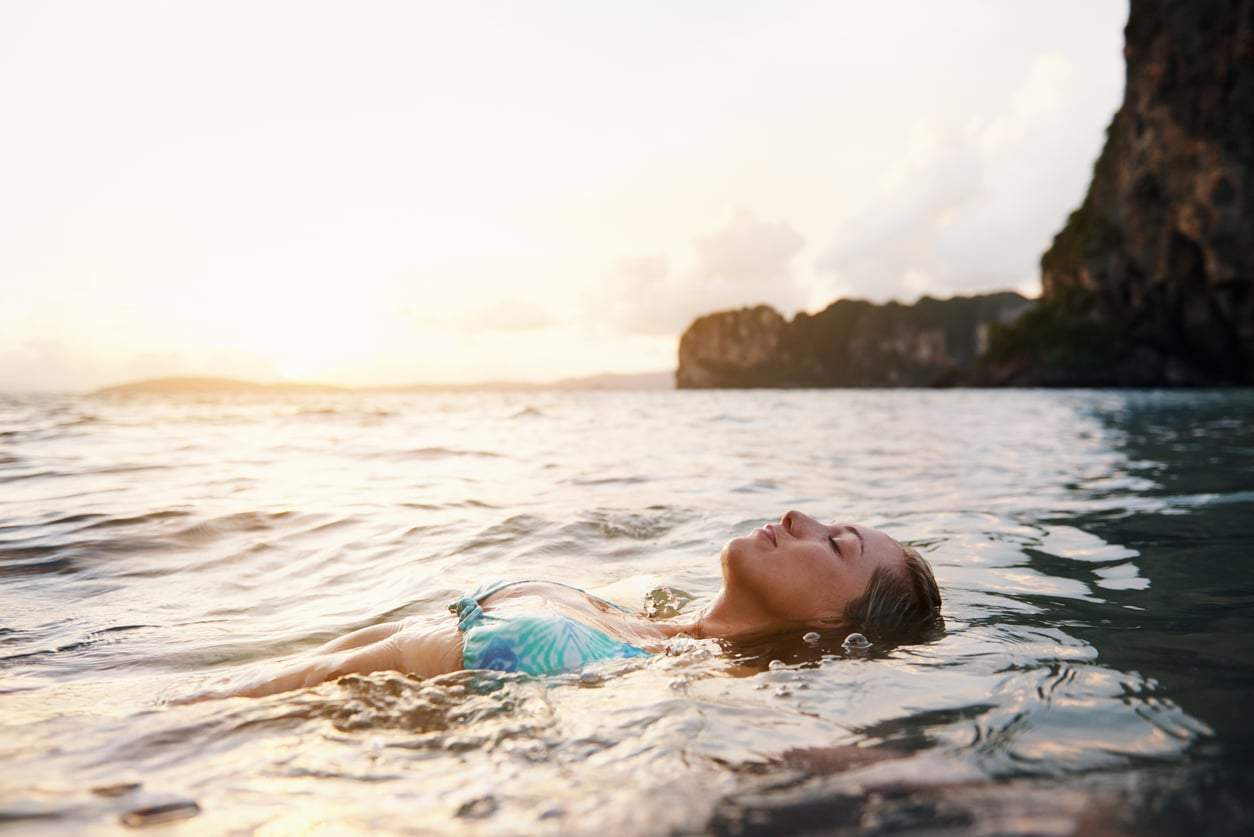 3 exercices de relaxation qui sont bien plus puissants quand on les fait dans l'eau — Santé