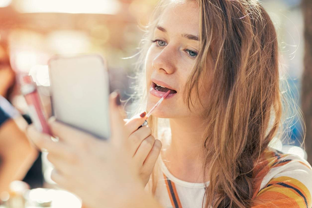Adiós pintalabios pesados: 5 aceites labiales hidratantes que tus labios necesitan este verano — Rostro
