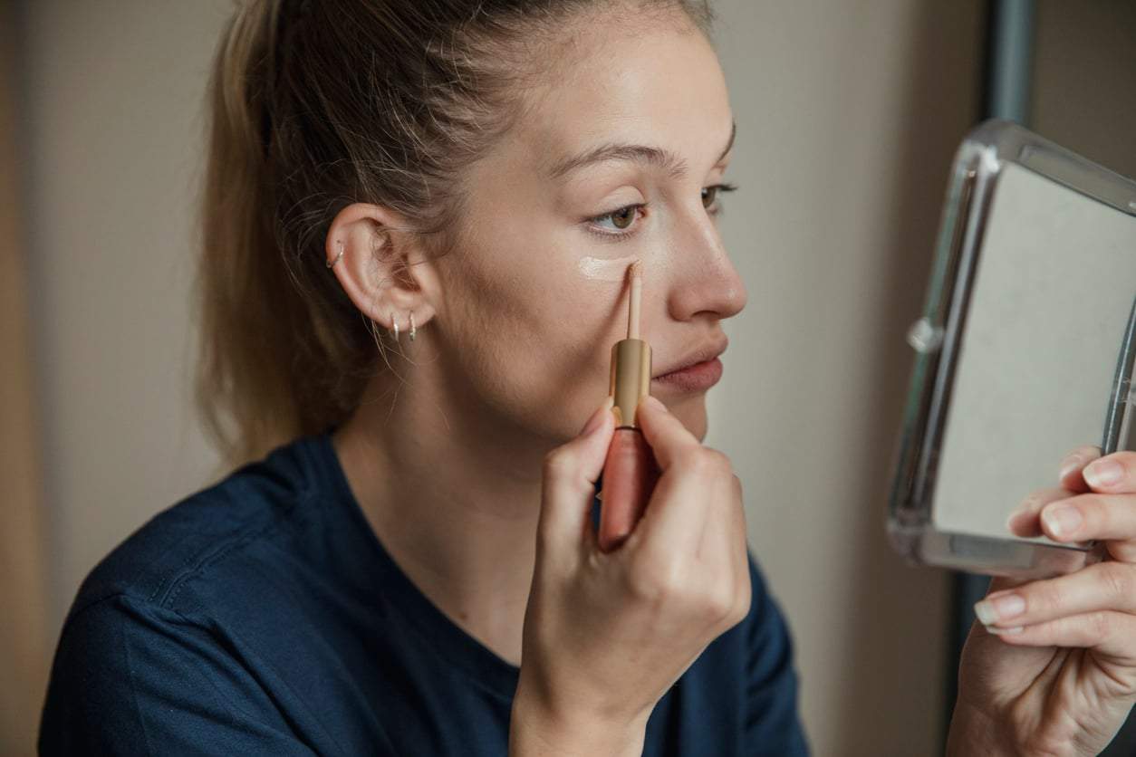 Los 3 pasos que las maquilladoras profesionales nunca saltan cuando tienen solo 5 minutos — Rostro