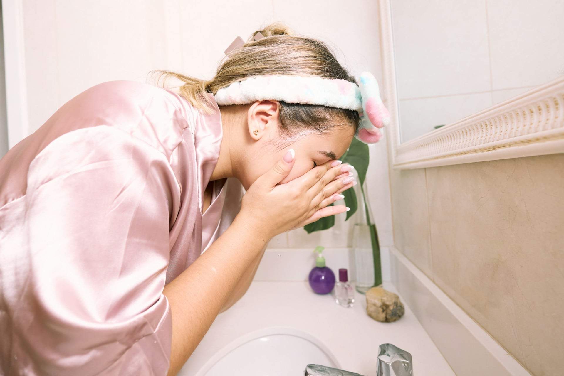 My dermatologist taught me this 30-second face wash trick — and it actually changed my skin — Face