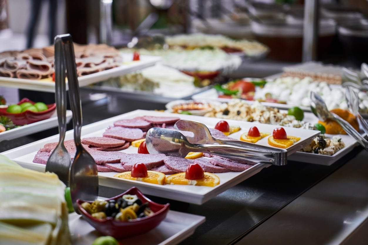 Buffet d'hôtel : les astuces cachées qui décident à votre place ce que vous mangez — Mode de vie