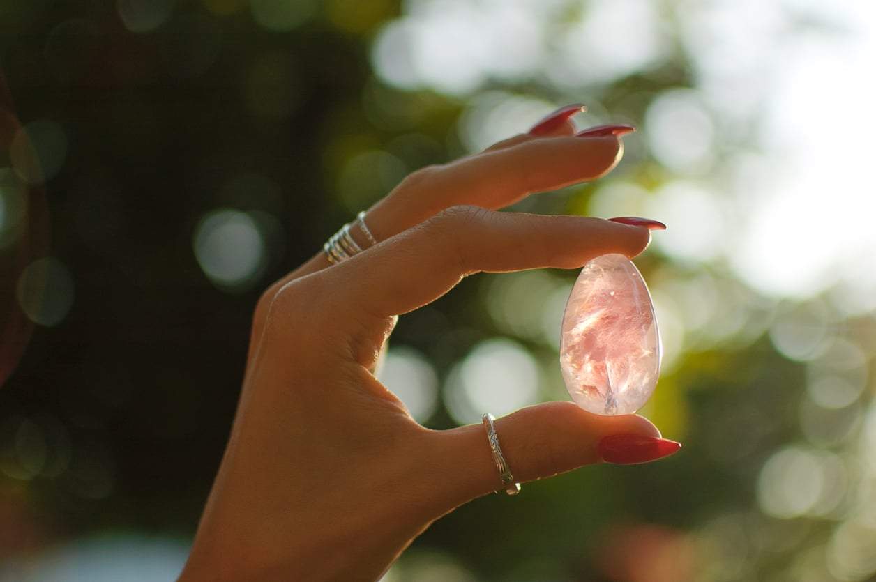 La trappola nascosta del quarzo rosa: attira l'amore, ma non sempre quello giusto — Lifestyle