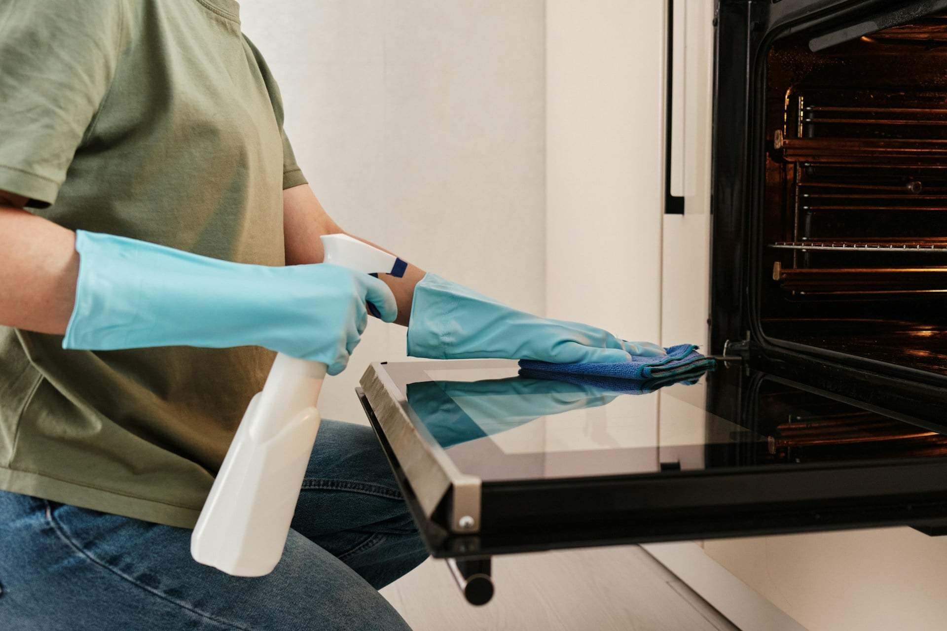 Your Oven Door Glass Is Greasy? The Baking Soda Trick That Cleans It in Minutes — Household
