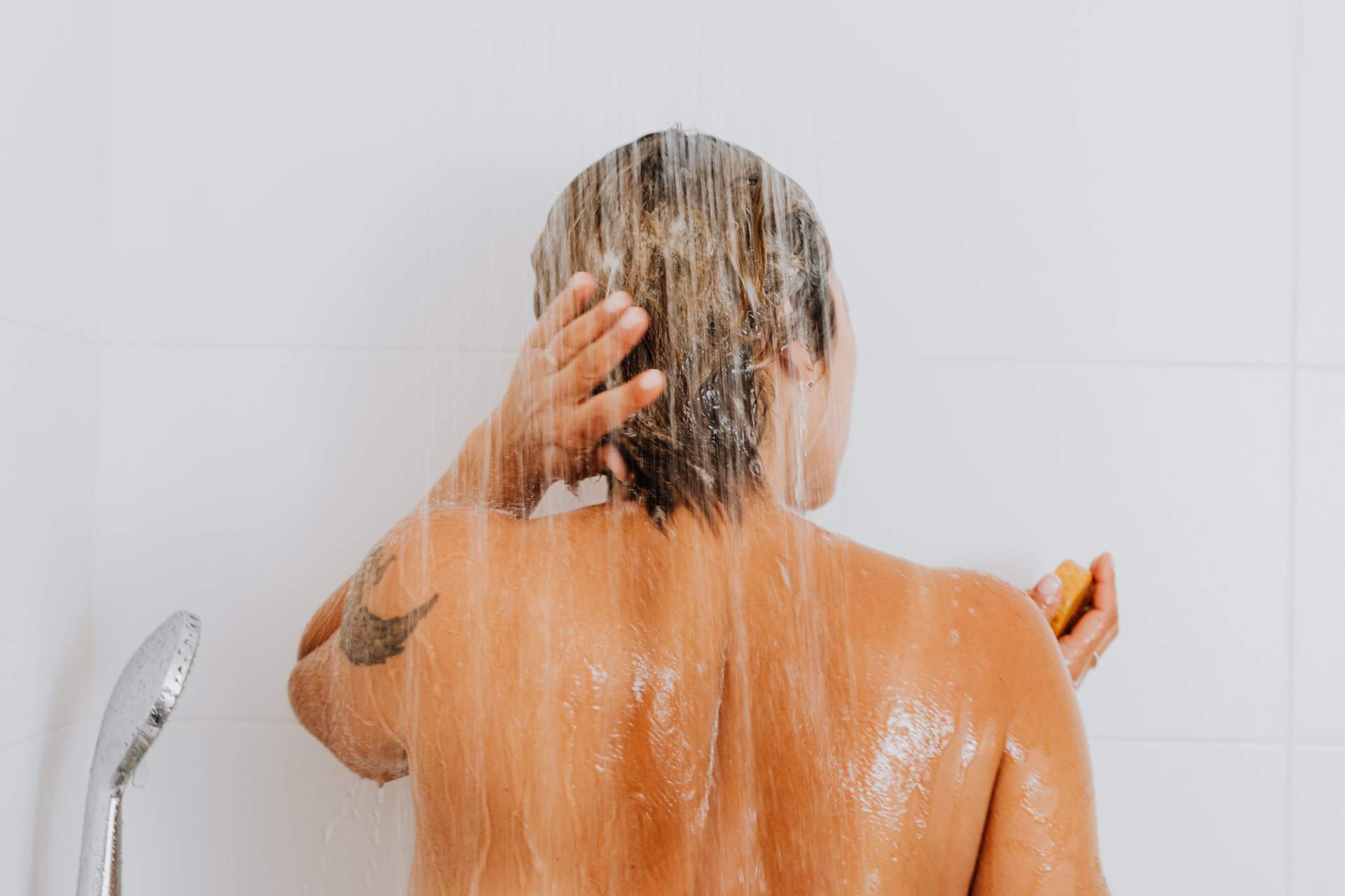4 errori sotto la doccia che ti seccano la pelle senza che te ne accorga — Stile