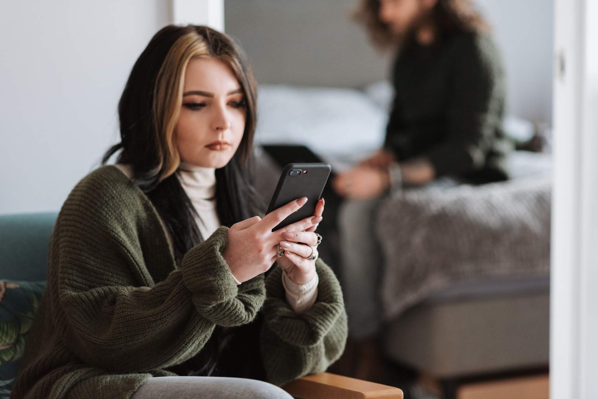 Eine einzige SMS hat mich verraten: Sechs Monate lang habe ich heimlich mit einem anderen Mann geschrieben — Beziehung