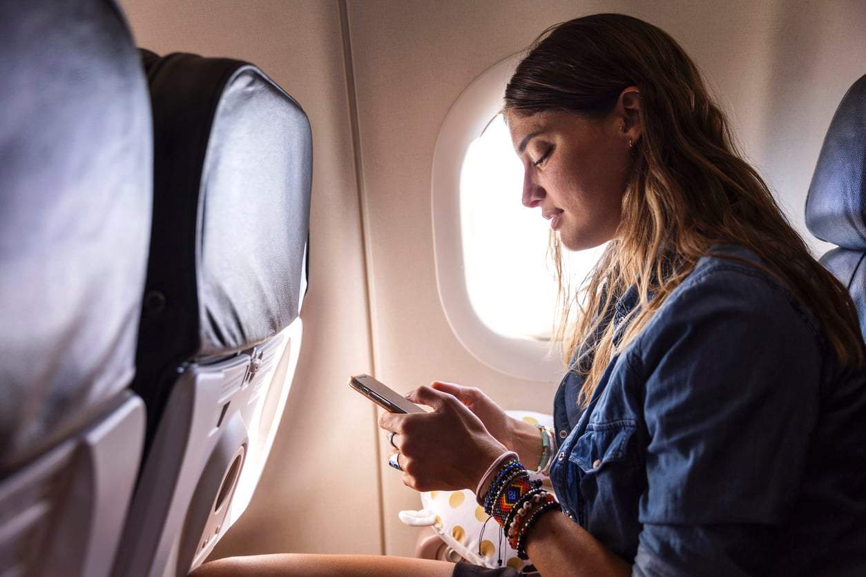 «Iba sentada a mi lado en el avión y reconoció a mi abuela en una foto antigua» — encuentros que no tienen explicación — Familia