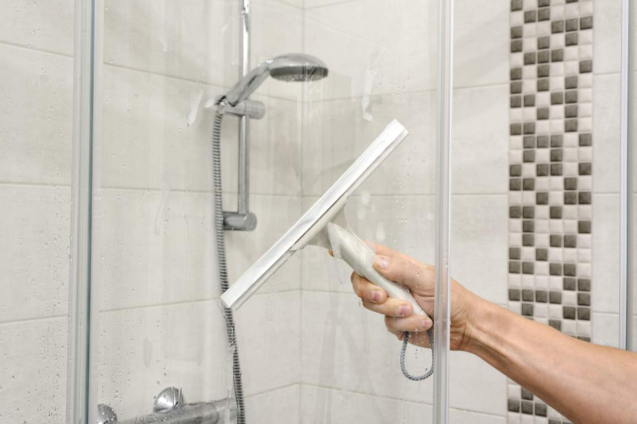Cabine de douche calcaire : l'astuce maison à deux ingrédients qui change tout — Ménage
