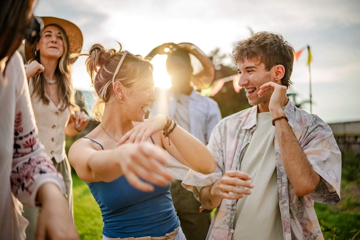 77 % des jeunes célibataires trouvent l'amour comme ça — et ce n'est pas sur une appli — Relation