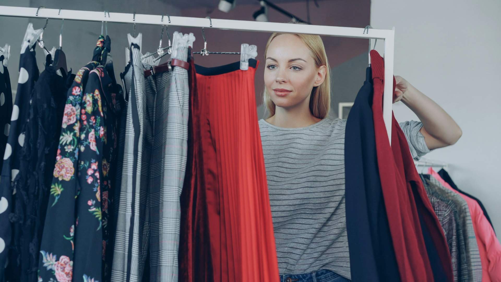 7 prendas que una mujer realmente elegante deja de usar después de los 30 — Moda